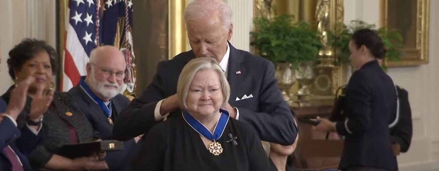 La Médaille présidentielle de la liberté reconnaît l'héroïsme de Judy Shepard