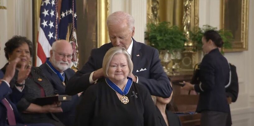 La Médaille présidentielle de la liberté reconnaît l'héroïsme de Judy Shepard