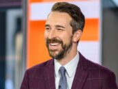 Joe Fryer, touche-à-tout de NBC News, est la nouvelle célébrité de sa classe d'études sociales