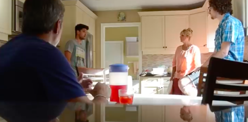 Regardez ces jumeaux faire leur coming-out à leurs parents en même temps dans une douce vidéo virale