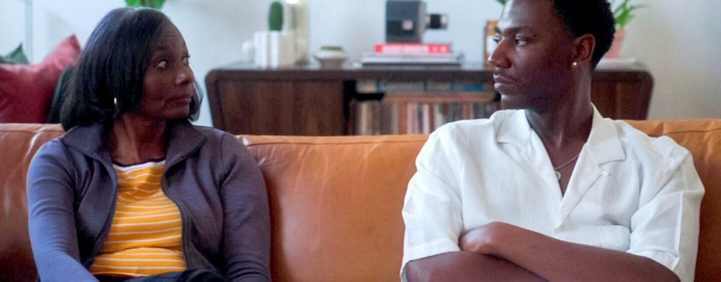 À l'occasion de la fête des mères, la relation brisée de Jerrod Carmichael entre un fils gay et sa mère résonne