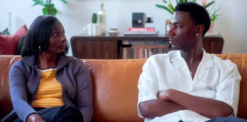 À l'occasion de la fête des mères, la relation brisée de Jerrod Carmichael entre un fils gay et sa mère résonne