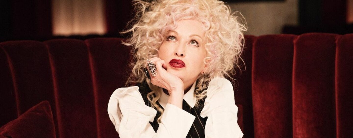 Cyndi Lauper saluée comme une militante pionnière pour les personnes queer dans un nouveau documentaire