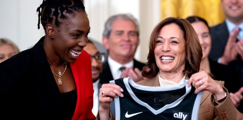 ​​Joe Biden et Kamala Harris honorent les As de Las Vegas de la WNBA à la Maison Blanche