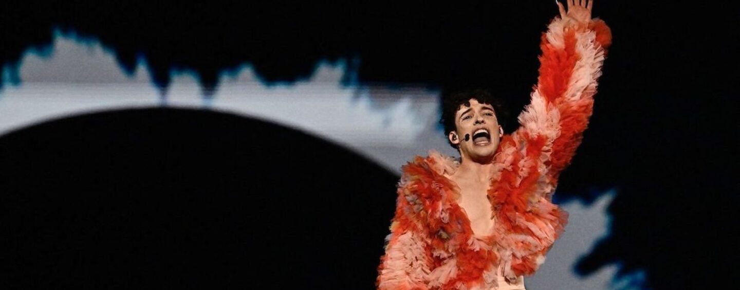 L'Eurovision couronne le premier gagnant non binaire après un concours de chanson politiquement chargé