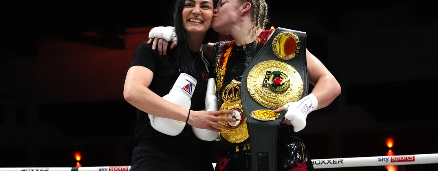 La championne du monde Lauren Price célèbre son titre avec sa petite amie boxeuse et nous nous évanouissons