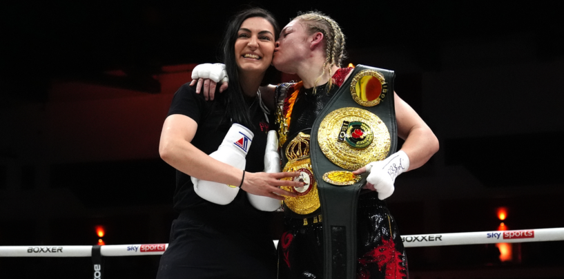 La championne du monde Lauren Price célèbre son titre avec sa petite amie boxeuse et nous nous évanouissons