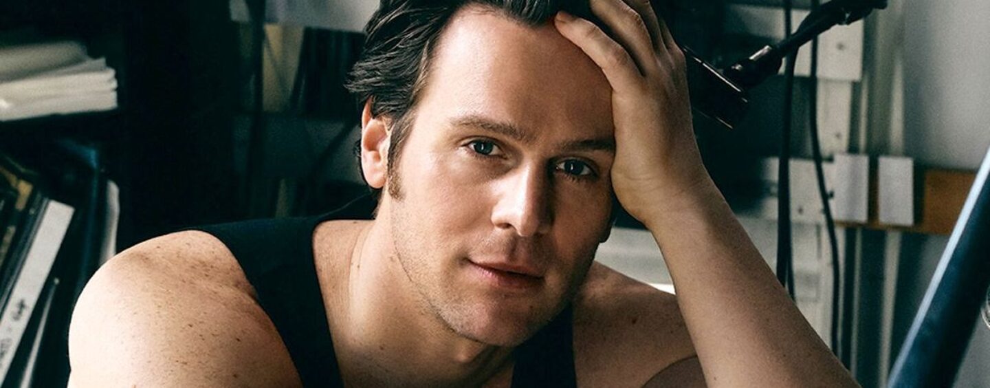 Jonathan Groff pensait que faire son coming-out rendrait la célébrité « impossible ». Voici pourquoi il l'a fait de toute façon