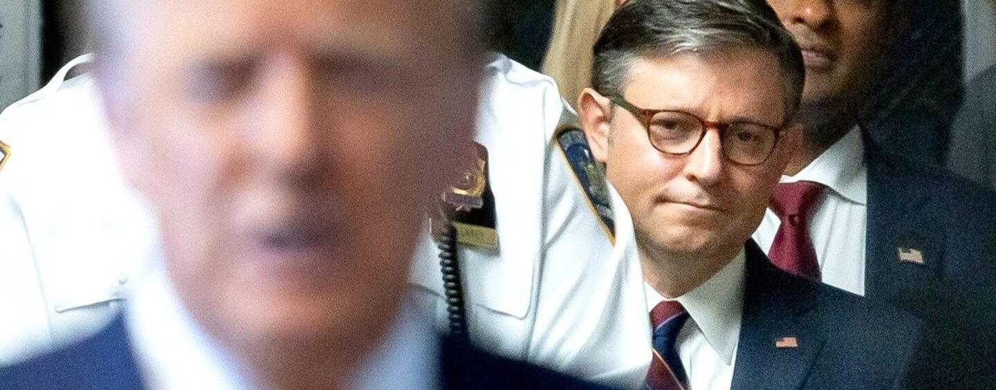 Mike Johnson se présente devant la salle d'audience du procès secret de Trump parce que les démocrates ont laissé faire