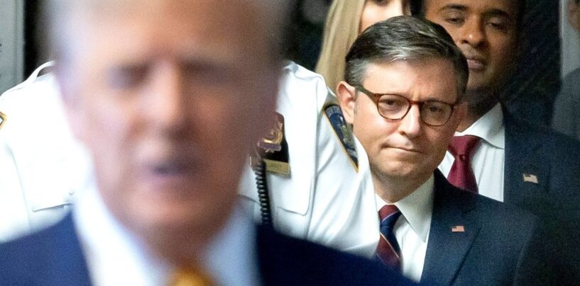 Mike Johnson se présente devant la salle d'audience du procès secret de Trump parce que les démocrates ont laissé faire