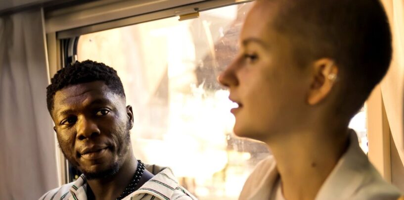 Les modèles adultes LGBTQ+ jouent un rôle déterminant dans la santé mentale des jeunes queer.  Voici comment