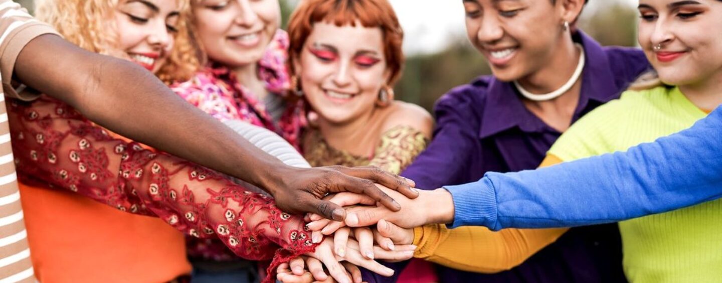 Les jeunes LGBTQ+ sont confrontés à une crise de santé mentale.  Voici des moyens simples par lesquels vous pouvez aider.