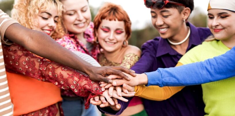 Les jeunes LGBTQ+ sont confrontés à une crise de santé mentale.  Voici des moyens simples par lesquels vous pouvez aider.