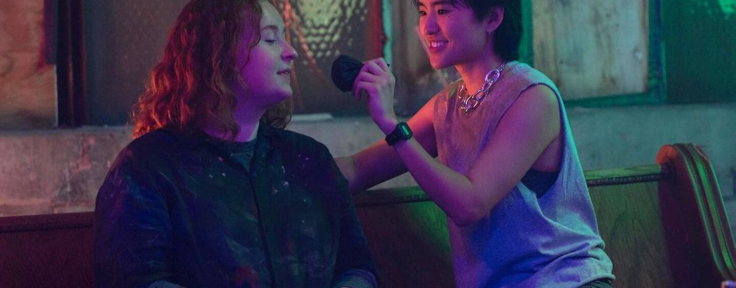 Comment « Prom Dates » se penche sur le coming out, l'identité lesbienne et Rachel Weisz