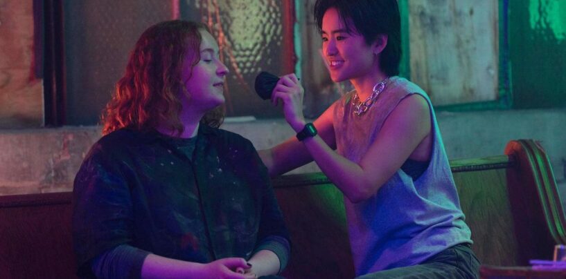 Comment « Prom Dates » se penche sur le coming out, l'identité lesbienne et Rachel Weisz