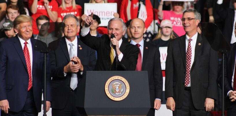 Le gouverneur de Caroline du Sud signe une interdiction extrême des soins affirmant le genre dans la loi, avec effet immédiat