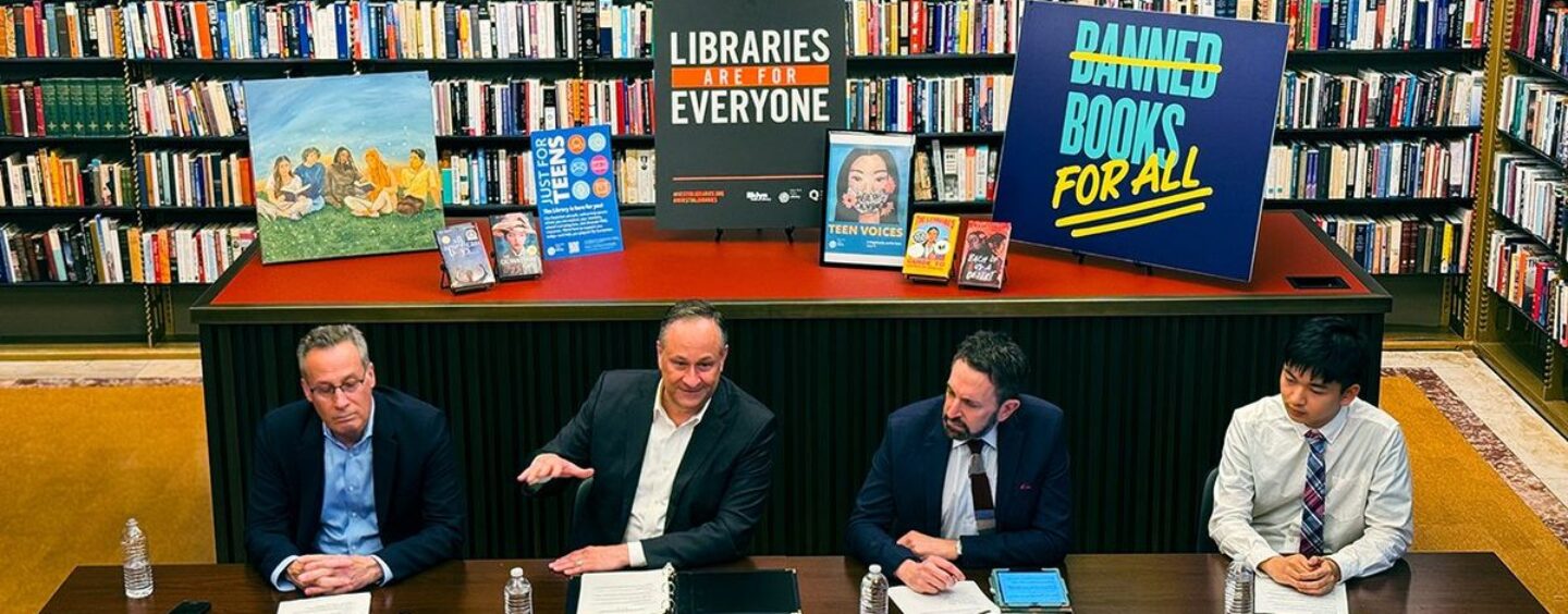 Doug Emhoff à un événement à New York : l'interdiction des livres « érode notre démocratie »