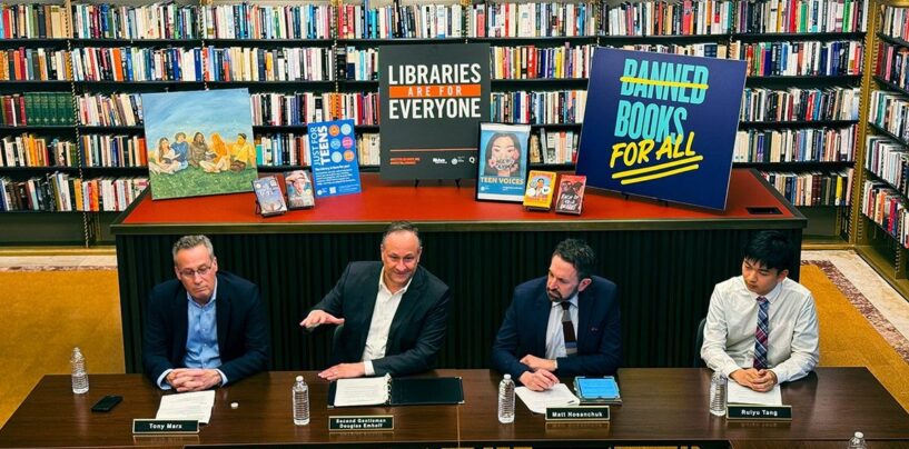 Doug Emhoff à un événement à New York : l'interdiction des livres « érode notre démocratie »