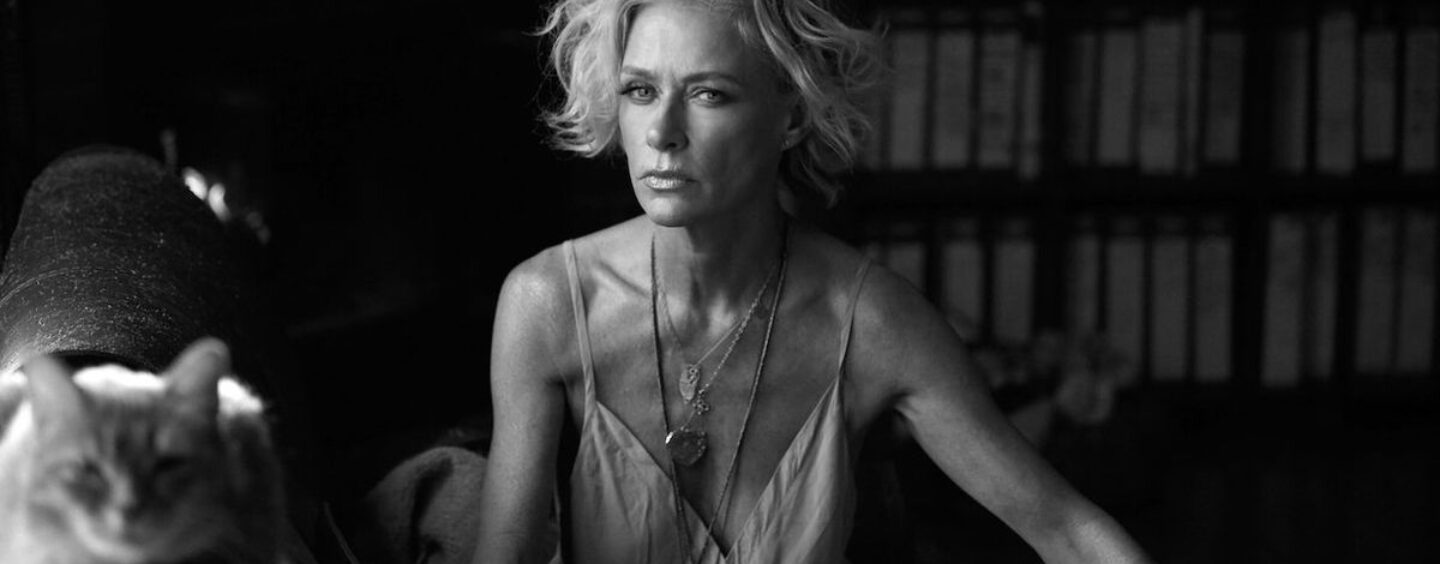 « Over and Over » de Shelby Lynne, lauréate d'un Grammy, est une ode enfumée et brûlante à l'amour passé