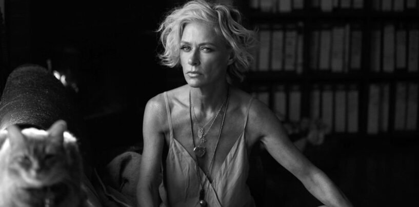 « Over and Over » de Shelby Lynne, lauréate d'un Grammy, est une ode enfumée et brûlante à l'amour passé