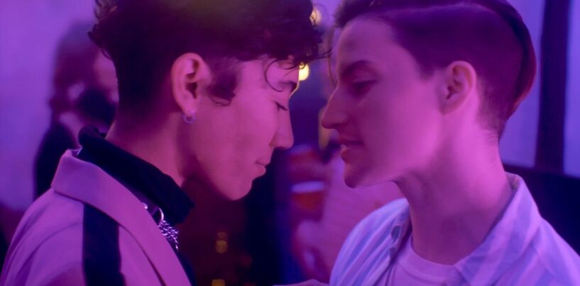 Regarder : Une séduction torride se transforme en mystère de science-fiction dans ce clip exclusif « Spark »