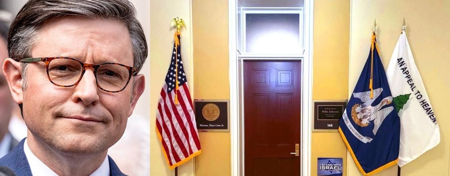 Mike Johnson arbore le même drapeau nationaliste chrétien devant son bureau que Samuel Alito dans sa maison de vacances