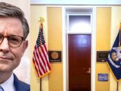 Mike Johnson arbore le même drapeau nationaliste chrétien devant son bureau que Samuel Alito dans sa maison de vacances