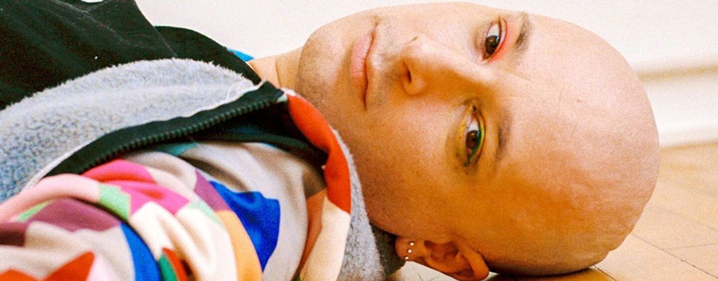 Comment ce musicien queer non binaire a trouvé la résilience et l'acceptation de soi grâce à la musique et à l'amour