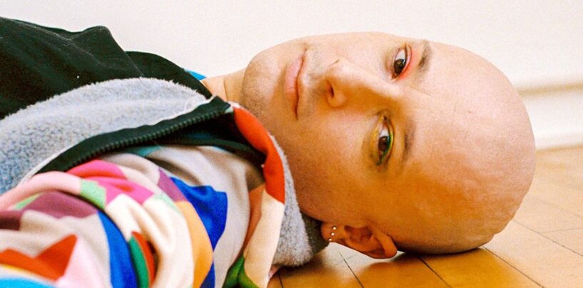 Comment ce musicien queer non binaire a trouvé la résilience et l'acceptation de soi grâce à la musique et à l'amour