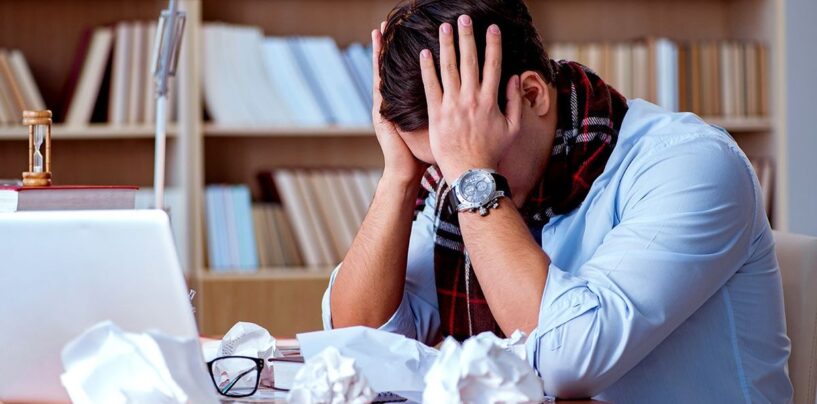 Un écrivain a affirmé qu'il n'avait pas été embauché parce qu'il était un homme blanc et hétérosexuel.  La réponse d'un studio a été brutale