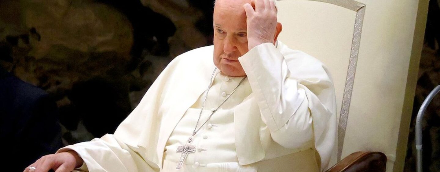 Le pape François s'excuse d'avoir utilisé des insultes homophobes lors d'un débat sur les prêtres homosexuels
