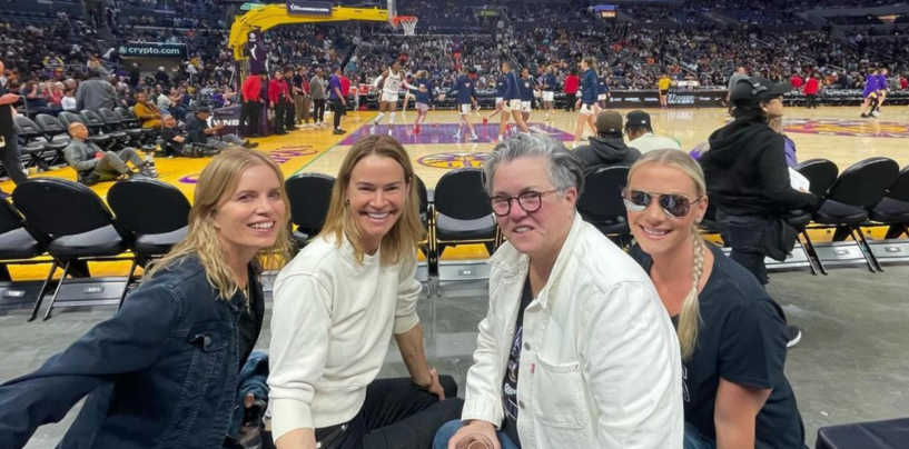 Leisha Hailey, Rosie O'Donnell et Kim Dickens ensemble lors d'un match de la WNBA – nous crions