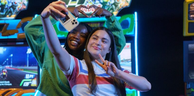 Le film de cheerleading dirigé par les LGBTQ, Backspot's, l'histoire d'amour queer se dévoile en gros plan dans un clip exclusif