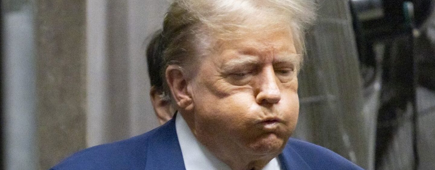 30 réponses hilarantes à la grimace de Trump devant le palais de justice