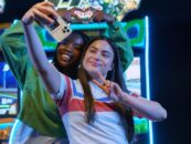 Le film de cheerleading dirigé par les LGBTQ, l'histoire d'amour queer de Backspot, se dévoile en gros plan dans un clip exclusif