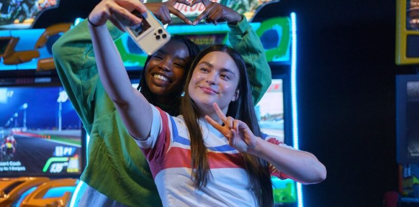 Le film de cheerleading dirigé par les LGBTQ, l'histoire d'amour queer de Backspot, se dévoile en gros plan dans un clip exclusif