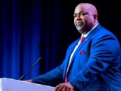 Le gouverneur d'Antigay NC, Mark Robinson, a condamné les dépenses publiques tout en en bénéficiant
