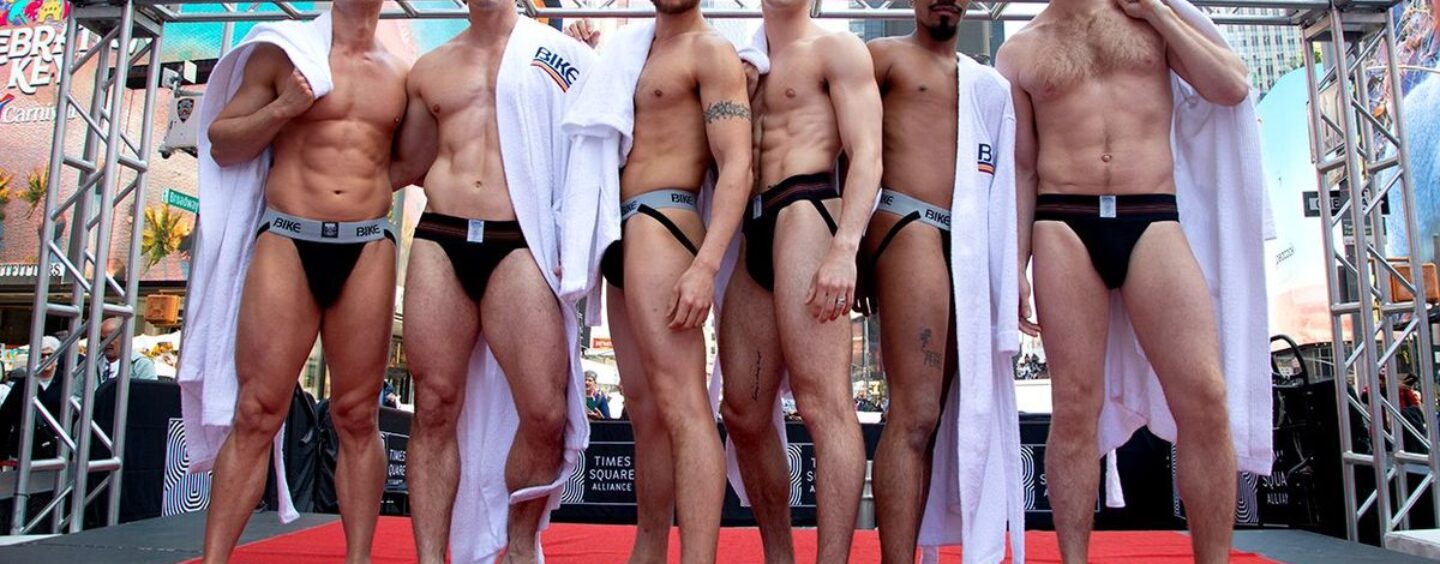 Les danseurs de « Broadway Bares » célèbrent le 150e anniversaire des jockstraps