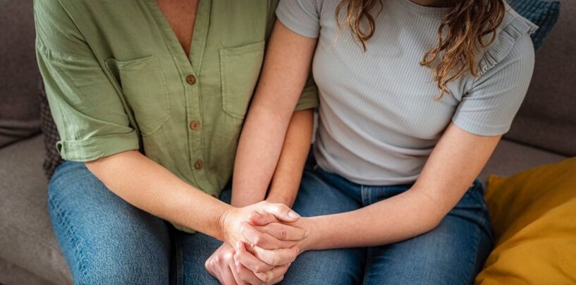 Si votre enfant vient de vous dire qu'il est trans, voici ce que vous devez savoir