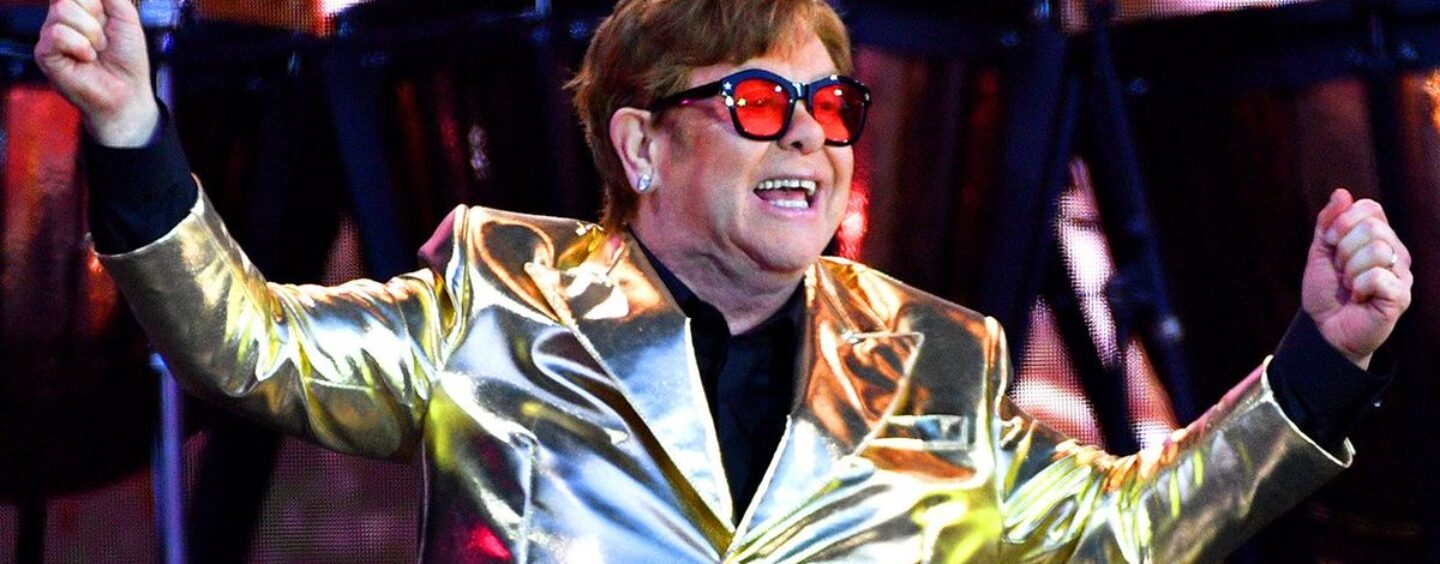 Elton John lutte contre la discrimination LGBTQ+ avec la campagne « Speak Up Sing Out »
