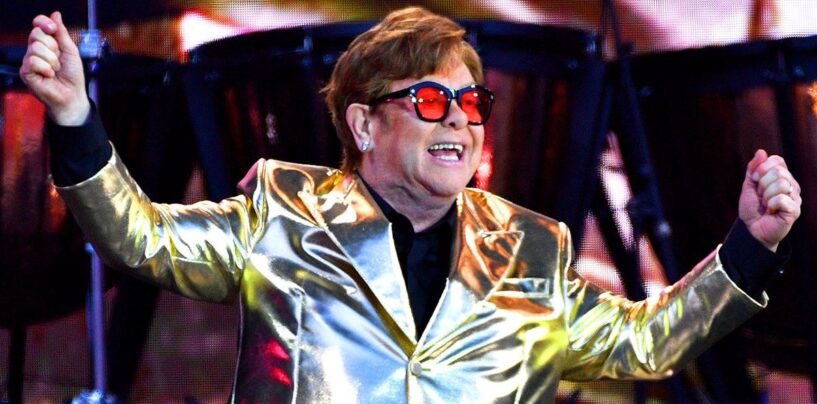 Elton John lutte contre la discrimination LGBTQ+ avec la campagne « Speak Up Sing Out »