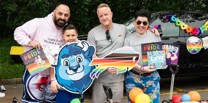 Ces influenceurs ont distribué des MILLIERS de livres interdits à Buffalo Pride avec l'aide d'une équipe de la NFL