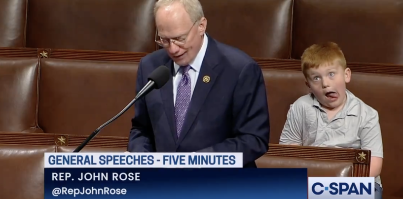 Regardez le gamin républicain lever les yeux au ciel pendant son discours défendant Trump pendant que nous ricanons