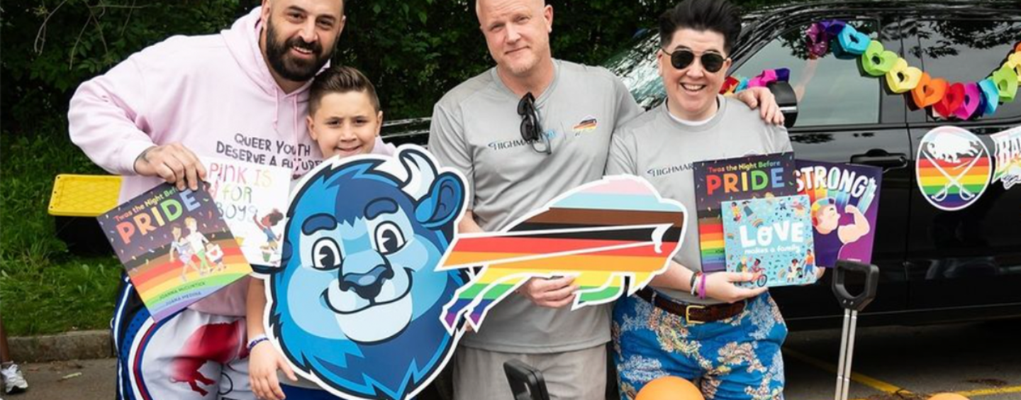 Des milliers de livres interdits distribués par des influenceurs lors de la Buffalo Pride avec l'aide d'une équipe de la NFL