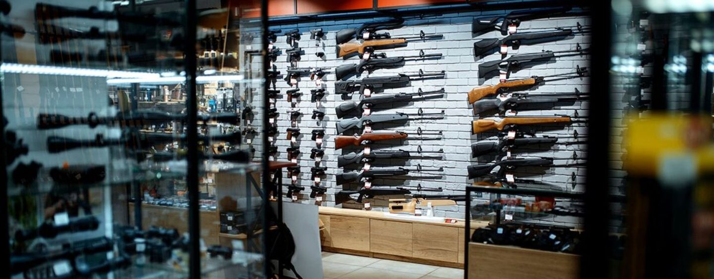 Les jeunes LGBTQ+ possédant des armes à feu chez eux sont plus susceptibles d’envisager le suicide : rapport