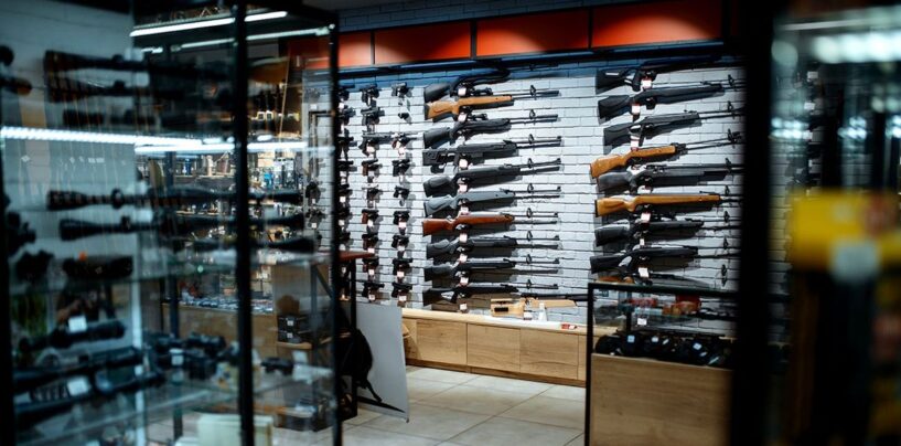 Les jeunes LGBTQ+ possédant des armes à feu chez eux sont plus susceptibles d’envisager le suicide : rapport