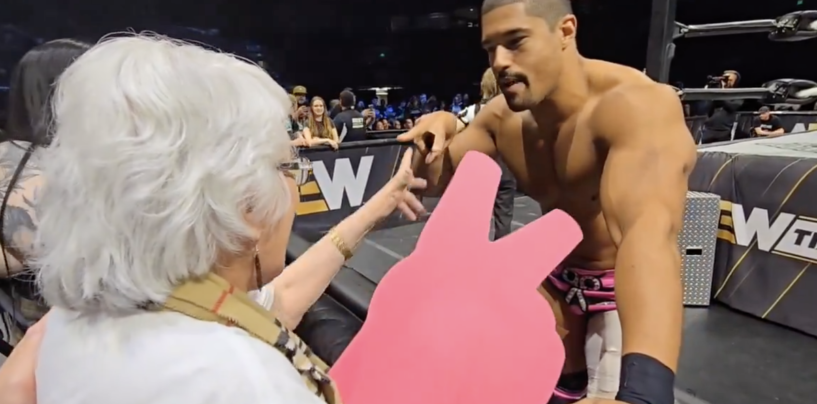 Regardez : Le lutteur Anthony Bowens a coupé cette grand-mère en ciseaux et c'est la chose la plus mignonne qui soit