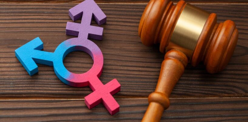 L'assureur a illégalement discriminé en refusant la couverture des adolescents trans pour la chirurgie supérieure, les règles du tribunal