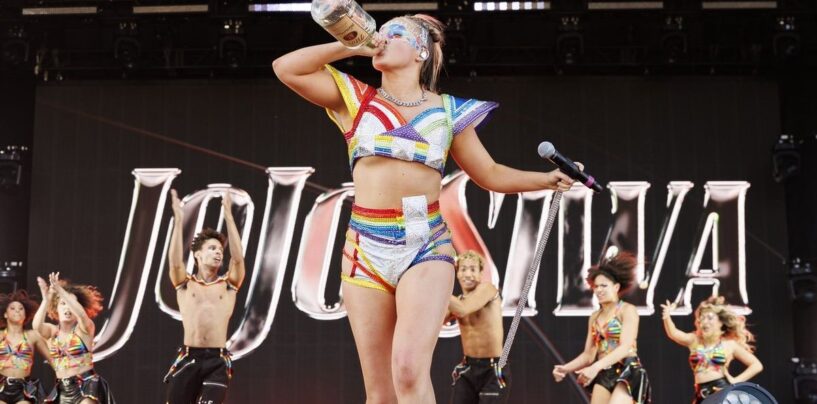 JoJo Siwa boit de la vodka et claque « d*cks online » lors d'une performance chaotique à LA Pride