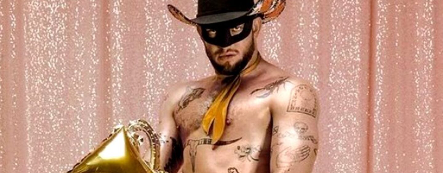 Orville Peck pose avec son masque et RIEN d'autre et la réaction d'Internet a soif AF